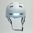 Laad en speel video in Galerijweergave, White Bicycle Helmet with Built-In Rechargeable Front and Rear Lights, Designed for Enhanced Visibility and Safety for Both Men and Women
