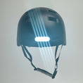 Laad en speel video in Galerijweergave, Black Bicycle Helmet with Built-In Rechargeable Front and Rear Lights, Designed for Enhanced Visibility and Safety for Both Men and Women
